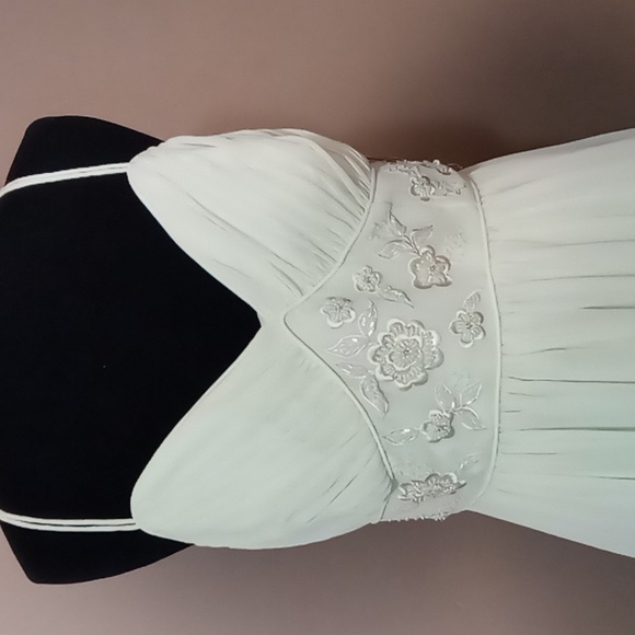 David's Bridal Crinkle Chiffon Honeydew Dress w Embellishments Size 8 - Picture 3 of 9